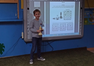 Chłopiec opowiada o szachu